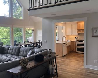 Gorgeous lake view- Only 1 mile from Sligo Marina! - Smithville - Living room