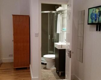 Shepherd's Bush Flats - London - Bathroom