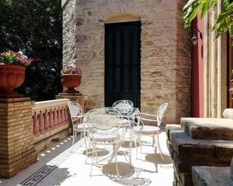 Archontiko Angelou - Álinda - Patio