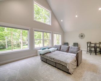 Holland Home w/ Fire Pit: Walk to Lake Michigan! - Holland - Living room