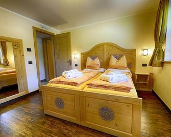 Flat Blesecia - Baita Cusini with mountain view, wellness area and Wi-Fi - 利維尼奧 - 臥室