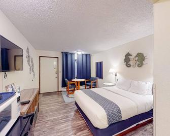 Modern beach hideaway with fast WiFI - walk to downtown shops & eateries - Bandon - Bedroom