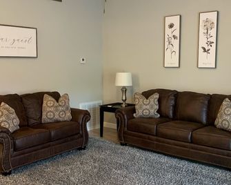 Holley Rentals 2 bedroom sleeps 6 - Vicksburg - Living room