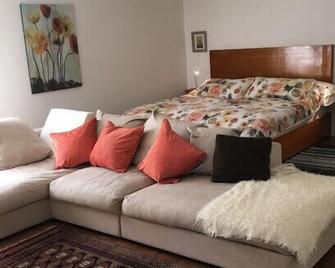 Quaint, Charming and Quiet. Ocean views from front yard , Dog Friendly. - Gibsons - Bedroom