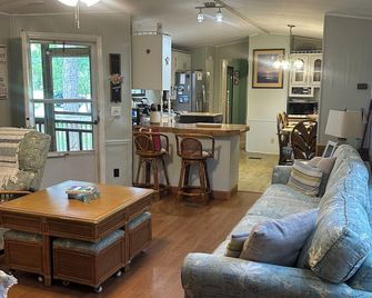 Cozy 3 Bdr mobile home 5 miles to Emerald Isle Beach or Downtown Swansboro - Swansboro - Living room