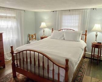 Circa 1725 home w/Roof Deck and Water Views - Newburyport - Bedroom
