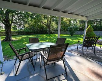 Jamesport Cottage Walk to Peconic Bay, Fire Pit - Riverhead - Terasa