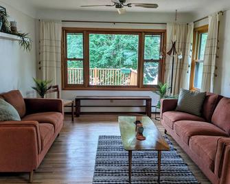 Trendy 4-bedroom cabin, comfortable and spacious, with kid friendly beach - Willmar - Вітальня