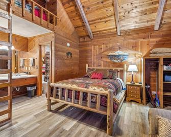 Bear Paw Cottage #2 Queen Adorable; Hot Tub; Pet friendly; 2 Adults/2 children - Sautee Nacoochee - Bedroom