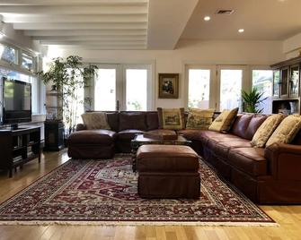 Spacious, secluded, unique Carriage House close to NYC and beach! - Glen Cove - Living room