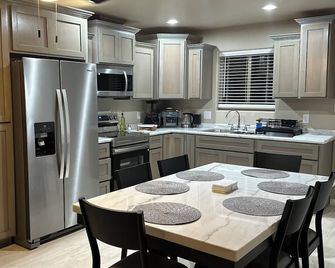 Yuma Getaway Near Downtown & Los Algodones - Yuma - Kitchen