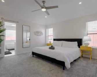 Vibrant Spacious Home w/ Private Pool and Jacuzzi - Richardson - Bedroom