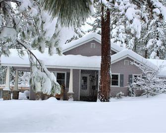 7 Days - 6 Nights! Explore Lost Sierra @ Forest & Farm On Biodynamic Farmstead\n - Portola - Edificio