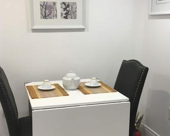 It is a cozy place to be in a safe neighborhood. Welcome! - Kingston - Dining room