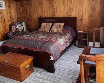 Large spacious room 5 minutes walk to historic downtown Manistee - Manistee - Bedroom