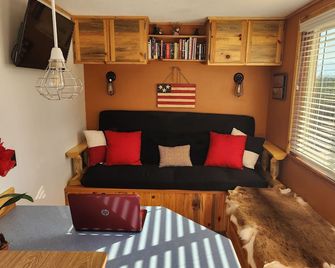 Custom tiny house with an awesome view. Close to Hamilton and Darby - Hamilton - Living room