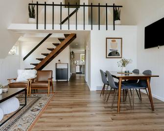 Modern A-Frame with Hot Tub - Essexville - Dining room