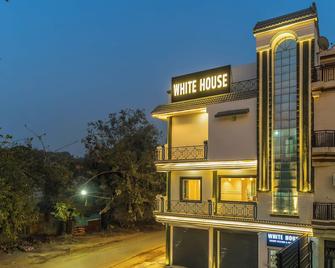 White House Royal Living - Jhānsi - Building