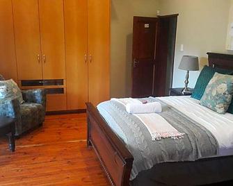 93 on Celliers Guesthouse - Louis Trichardt - Camera da letto