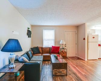 Pet-Friendly Madison Home 11 Mi to Dtwn Nashville - Madison - Living room