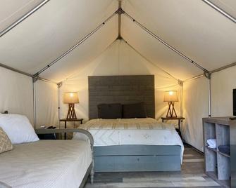 Cabin at Son's Blue River Camp! Stay here & enjoy the gorgeous San Marcos River! - Lockhart - Bedroom