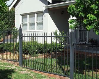 Chelmsford Cottage in East, pet friendly wifi sleeps 8 - Tamworth - Outdoor view