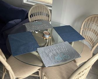 Downstairs of home 2-bedroom with AC, WiFi in Red Bank. Private entrance. - Red Bank - Dining room