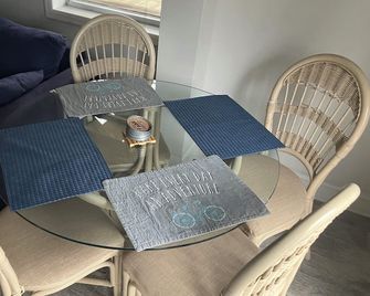 Downstairs of home 2-bedroom with AC, WiFi in Red Bank. Private entrance. - Red Bank - Eetruimte