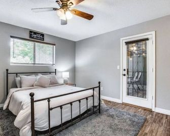 Caribou Cabin Outdoor Deck w Firepit Table & TV - Sedona - Bedroom