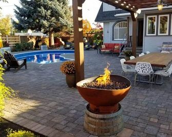 The Oasis Downtown 3 BR with Pool - Walla Walla - Patio