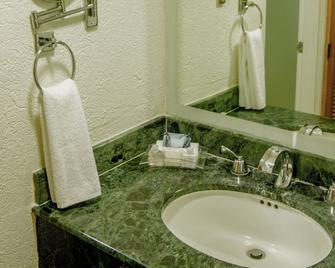 Capital Plaza Hotel - Chetumal - Bathroom