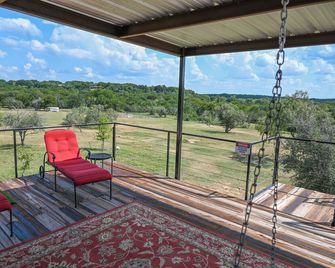 Charming upstairs barn loft apartment in Gatesville - Gatesville - Balcony