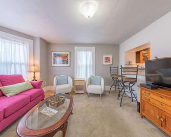 RiverView: Summer at Its Best: Walk to 4EverFab Concert & Explore Downtown Beverly - Beverly - Living room