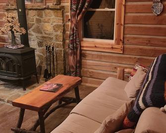 Cozy 2-bedroom country side cabin. Minutes from Patoka Lake. Pet friendly. - Paoli - Sala de estar