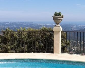 Apartment in charming villa, panoramic view of the sea and the village of Cabris - Cabris - Pool
