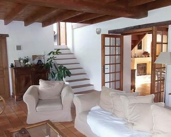 Charente house charm with private pool 25km from the sea - La Clisse - Sala de estar
