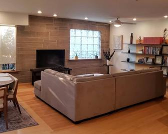 Cozy 2 bedroom house/w garage in Skokie - Skokie - Living room