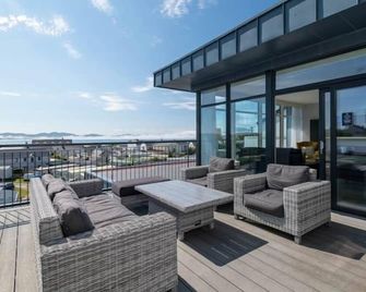 Bayview Lodge 4-Bedroom Penthouse Apartment - Downings - Balcony