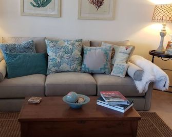 Steps to ocean. Across the street from the Municipal Golf Course. License 0020 - Pacific Grove - Living room