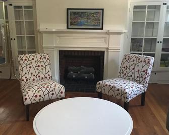 Charming Apartment In Historic Downtown Frederick - Frederick - Living room