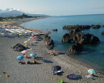 Mario's house with \'white\' garden - Scalea - Plage