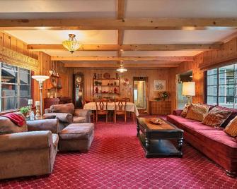 Your creekside cabin is nestled between mountains and a crisp babbling brook - Provo - Sala de estar