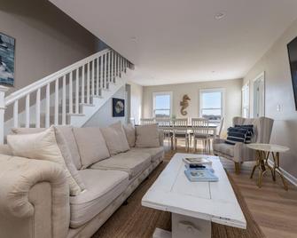 Amazing 10 Bedroom Compound on the Water with 6 Bedroom Home & 4 Studio Cottages - Pawcatuck - Sala de estar