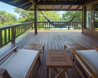 Media Luna Resort & Spa - Coxen Hole - מרפסת