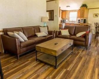 Shady Shores Campground - Sterling - Living room