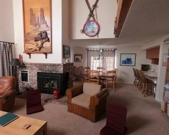 Interlaken #9 3 BR+loft, 3Bath - June Lake - Вітальня