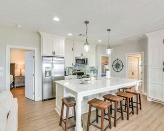 Walk to Sand! Home With Wide-Open Ocean - Crystal Beach