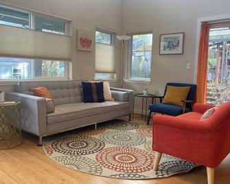 Private Cottage with soaring vaulted ceiling - Seattle - Living room