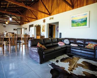 Incrivel casa de campo com WiFi em Palmeira PR - Palmeira - Sala de estar