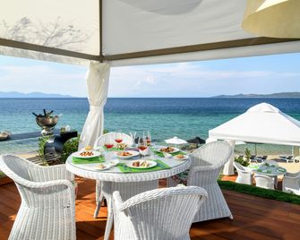 Avaton Luxury Beach Resort - Relais & Chateaux - אוראנופולי - בר
